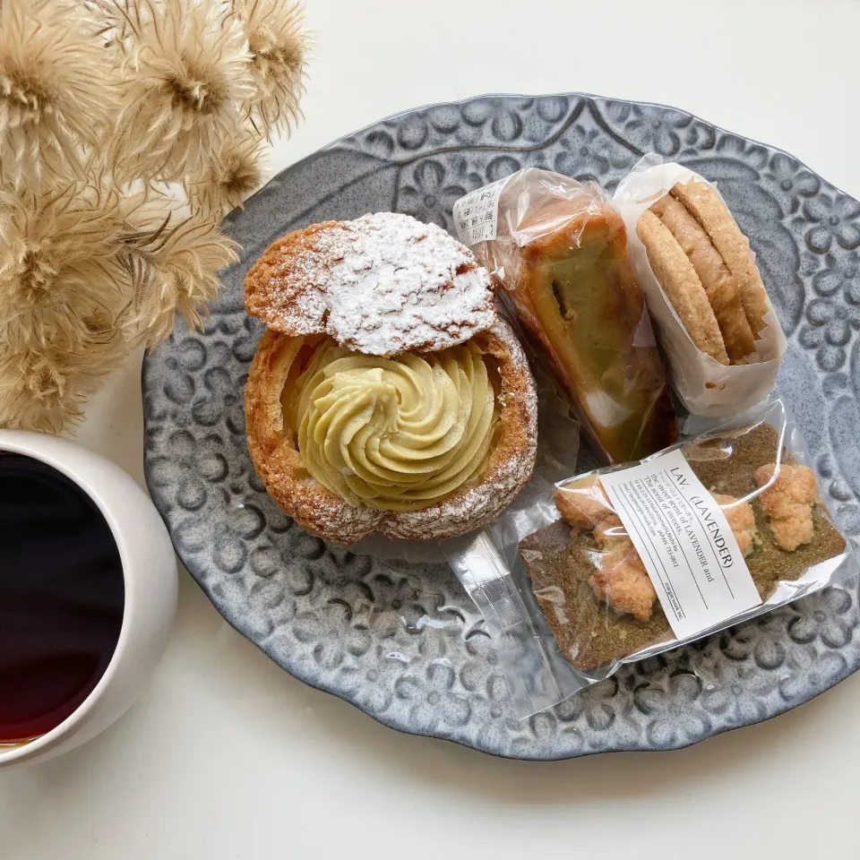 シュークリームと焼き菓子🍪☕️|ちゃみこさん