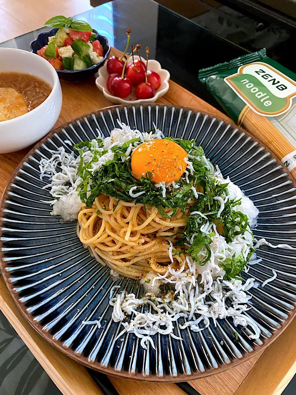 ゆかりさんの料理  しらすおろしと大葉の冷製パスタ〜卵黄乗せ〜🌱黄えんどう豆100%のゼンブヌードル使用🌱|ゆかりさん