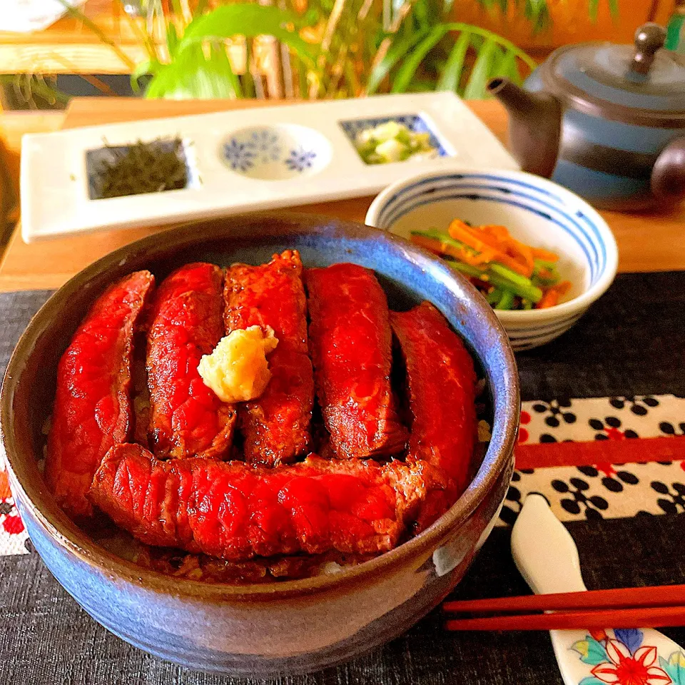 Snapdishの料理写真:大分県の有名な温泉地湯布院の由布まぶし風　牛肉ひつまぶし丼🥩　やっぱり最後はだし汁を掛けて😋|Sの食卓さん