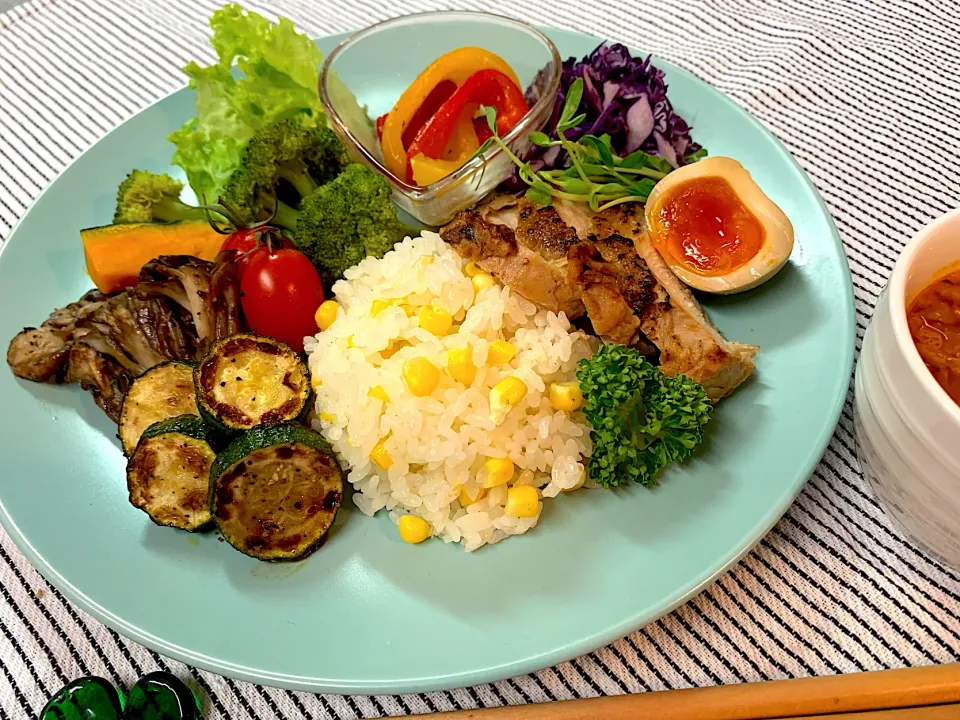 ペペロナータ🫑とうもろこしご飯🌽鶏胸チャーシューお野菜たっぷりプレート|のらねこままさん