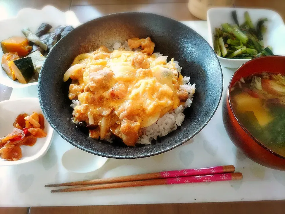 親子丼
ナスとカボチャと高野豆腐の煮物
小松菜のおかか和え
豆腐とワカメのお味噌汁
漬物|うみママさん