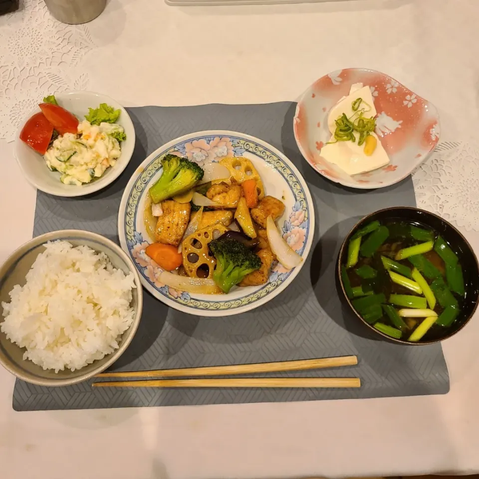 Snapdishの料理写真:豚肉と野菜の黒酢あん、ポテトサラダ、冷奴、ネギとワカメ買って味噌汁|ともさん