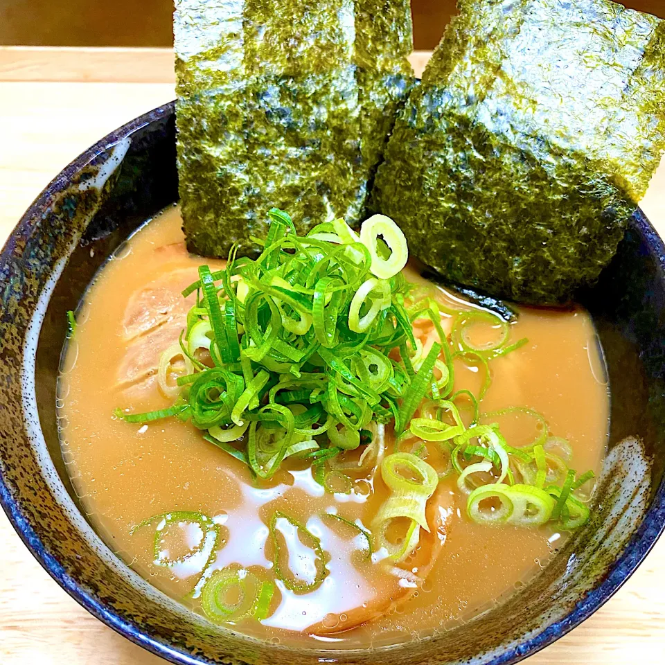 Snapdishの料理写真:グルテンフリー玄米麺で醤油豚骨チャーシューラーメン|ジャスミンさん