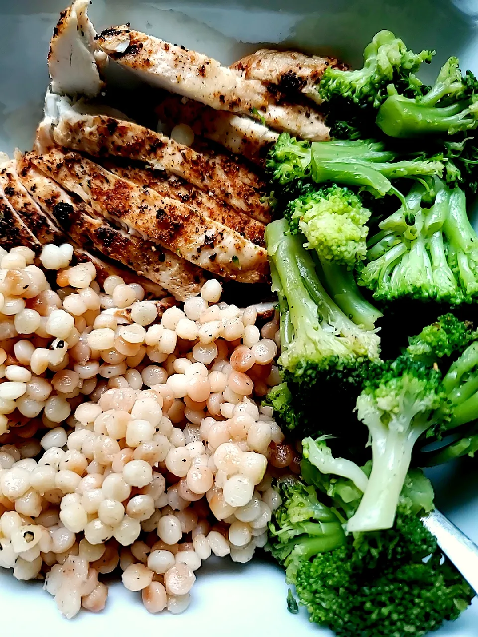 Snapdishの料理写真:Airfried Chicken, Garlic Couscous n Broccoli|Ashさん