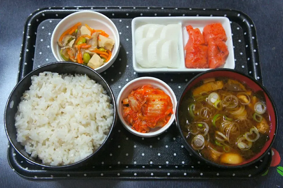 今日の朝ご飯(押麦ごはんに辛子明太子、のどぐろ蒲鉾、高野豆腐煮、赤だしのみそ汁、キムチ)|Mars＠釜飯作り研究中さん