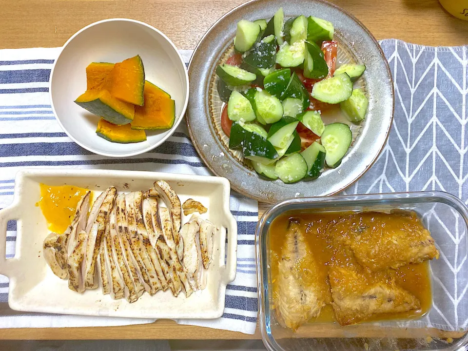 Snapdishの料理写真:自家製焼き練り梅で食べる鶏の炙り、鯖の味噌煮、祖父のきゅうりで梅酢糀和え🥒、かぼちゃの塩蒸し🎃|1614さん