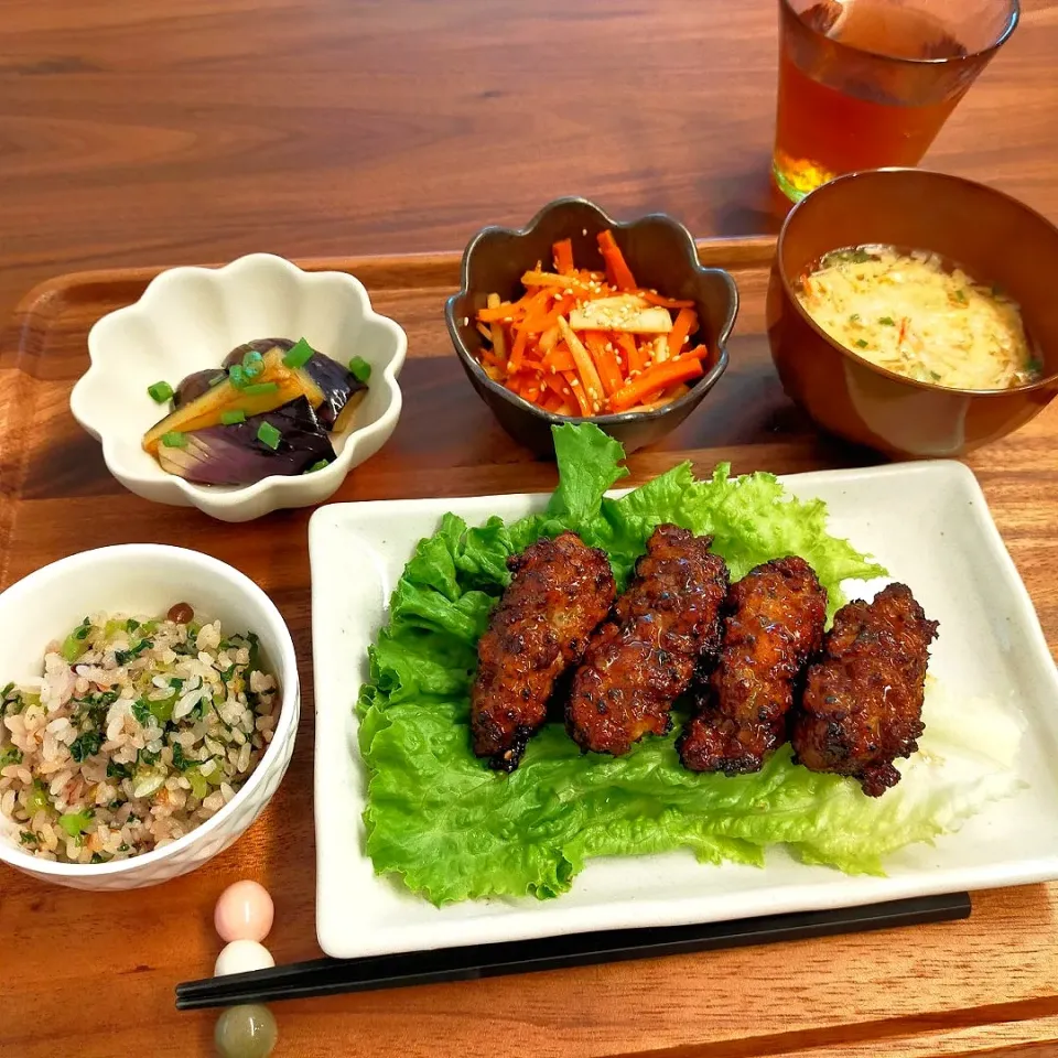 つくね
ナスの焼き浸し
大根の皮と人参のきんぴら
かぶの葉の混ぜご飯
卵スープ|うりさん