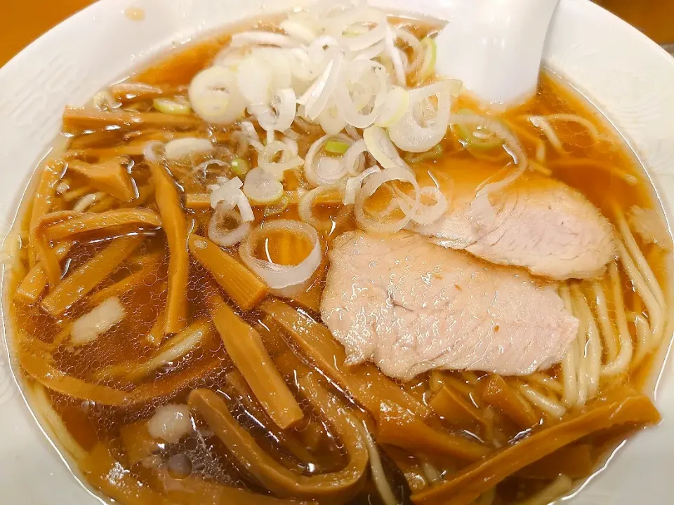 Snapdishの料理写真:【1956年創業】
中華そば 共楽
竹の子そば(葱多め、950円)
＋麺大盛(50g、50円)
@銀座2分、銀座一丁目、東銀座
(JR有楽町駅から徒歩7分)
22139|大脇さん