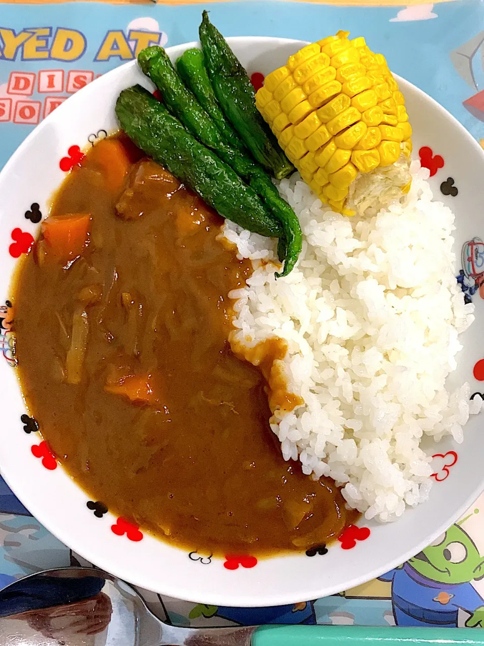 Snapdishの料理写真:牛タンカレー⭐︎ししとうの素揚げ&茹でコーン添え|ぺろたんさん