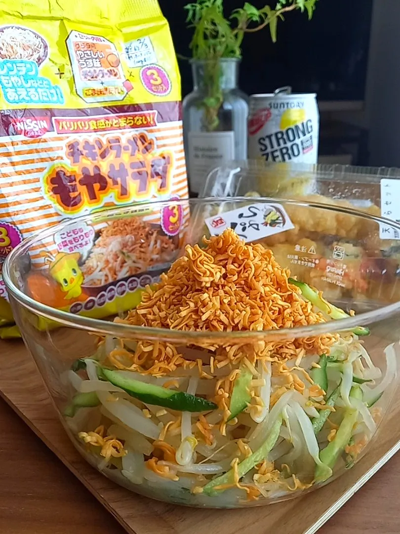 Snapdishの料理写真:ﾁｷﾝﾗｰﾒﾝもやｻﾗﾀﾞ|まりおさん