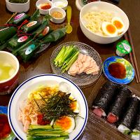 冷やしうどん　蒸し鶏　半熟卵　揚げ玉　笹寿司　海苔巻き寿司