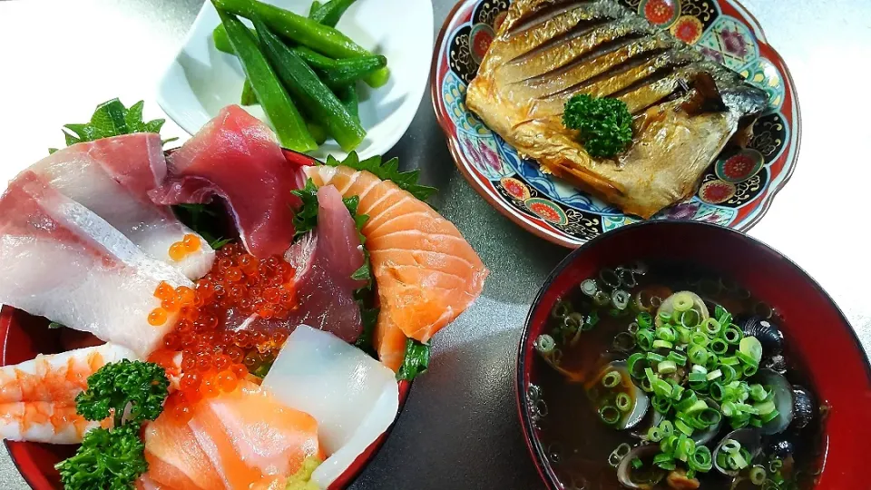 海鮮丼、焼き塩鯖、しじみ汁、オクラの昆布漬|Elmonさん