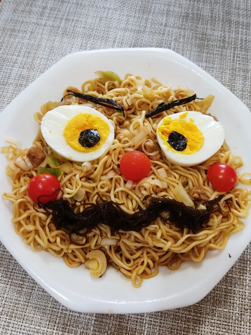 やきそばで作ったカレーパンマン

色が茶色だったので、なんとなくカレーパンマンを作ってみました。
辛さ100倍、カレーパンマン。ごめん。あんまり似てないぞ。
今度は、カレーパンで、やきそばパンマンを作ってみようかな。|Rピージャーさん