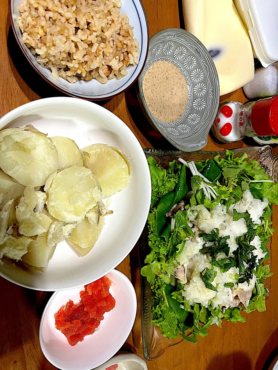 完全に夏の味がした #夕飯　ロウカット玄米大根油揚げ混ぜご飯、レタスサニーレタスセロリおろし冷しゃぶシソ乗せ、たらこマヨ塩じゃがバター|ms903さん