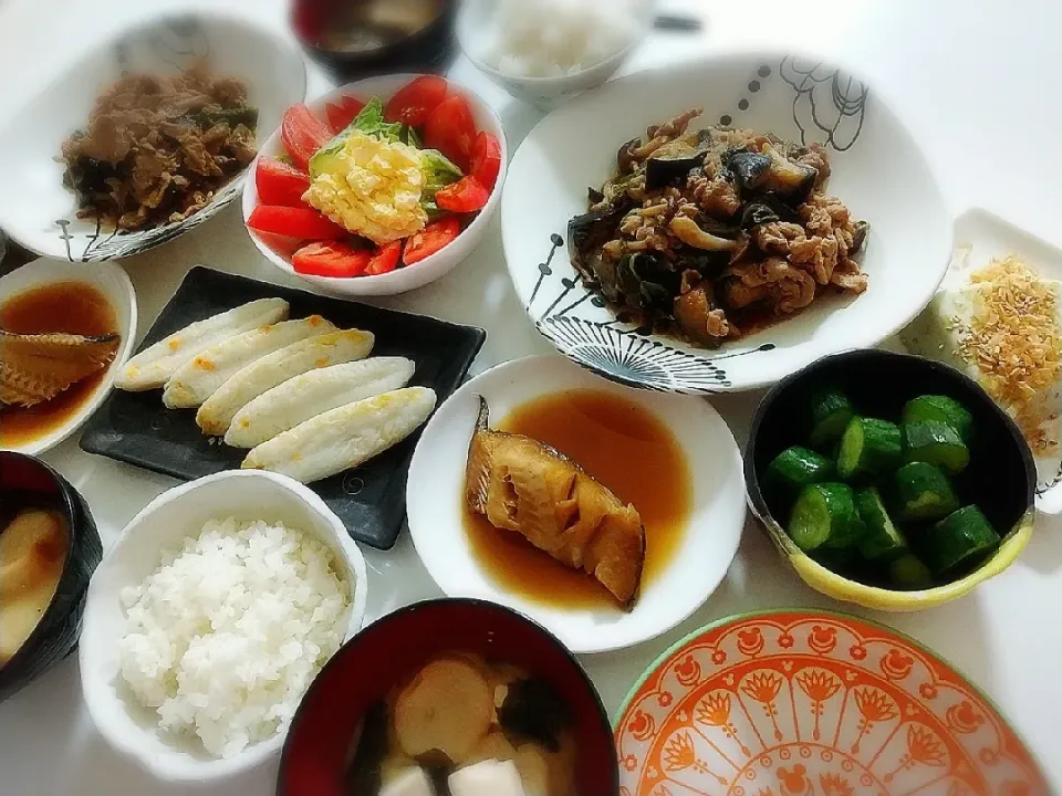 Snapdishの料理写真:夕食(*^^*)
豚肉と野菜の甘辛炒め(ピーマン、ほうれん草、ナス、しめじ)
銀ダラ煮
チーズ笹かま
卵サラダ🥗
きゅうり浅漬け
お味噌汁(お麩、豆腐、ワカメ)|プリン☆さん