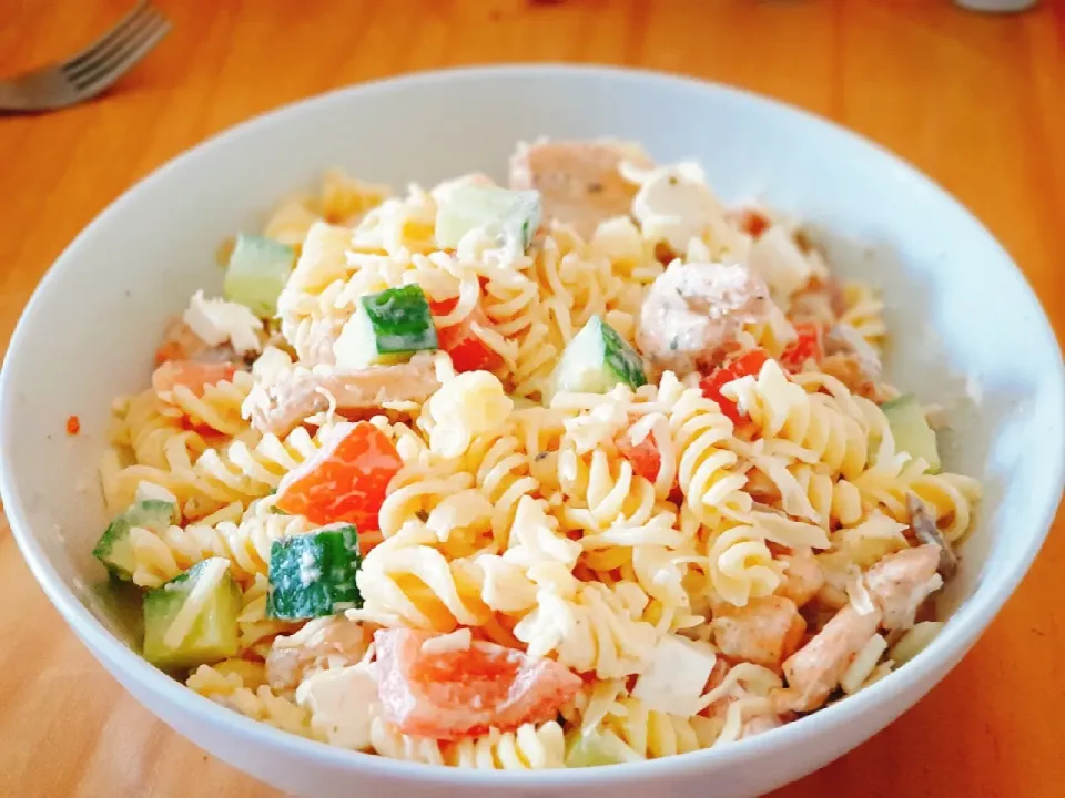 Chicken breast (diced) with gluten free pasta, chestnut mushrooms, tomatoes, cucumber, soft garlic cheese, mozzarella cheese.|Aldin Alicさん