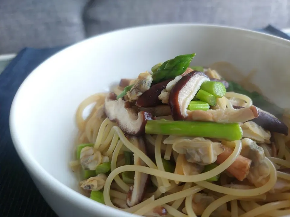 Snapdishの料理写真:アサリと椎茸、アスパラのパスタ|しあるさん