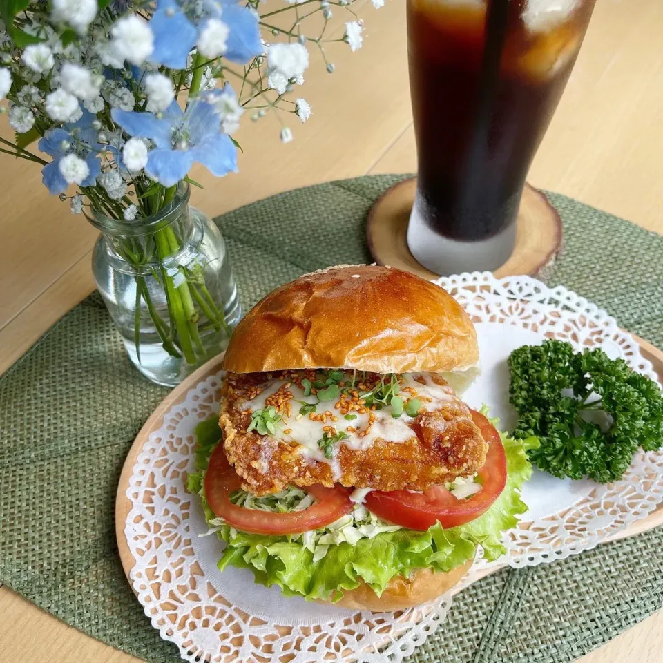 7/1❤︎チーズフライドチキンバーガー🍔🌱|Makinsさん