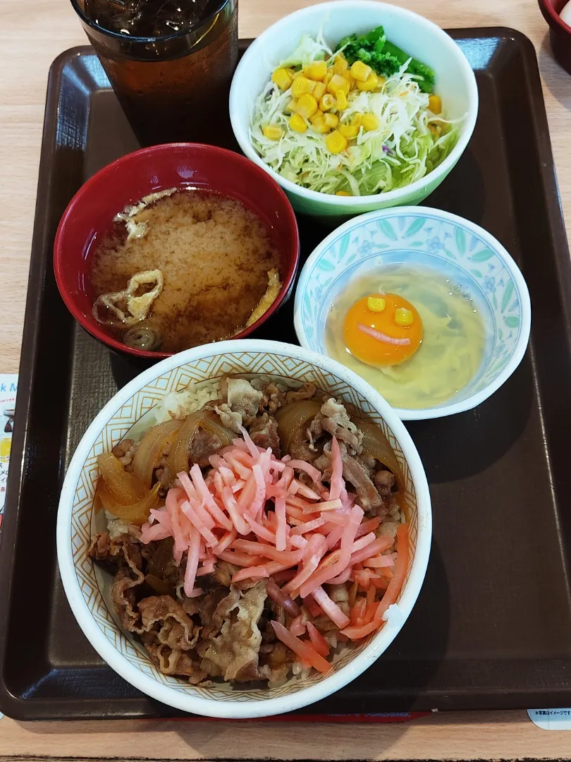 すき家の牛丼ランチセット

久しぶりに那覇に来たので、ゆっくりランチでもと思ったのですが、そうもいきません。
慌てて、すき家に飛び込んで、あまり考えずに牛丼ランチを注文。
サラダ・みそ汁・卵もついてて450円とはありがたい。
食べる時だけは、ゆっくりと味わいながらいただきました。|Rピージャーさん