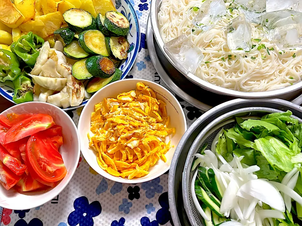 夏野菜の焼き物　トマト🍅　サラダ🥗　素麺　錦糸卵🥚|4jinoanataさん