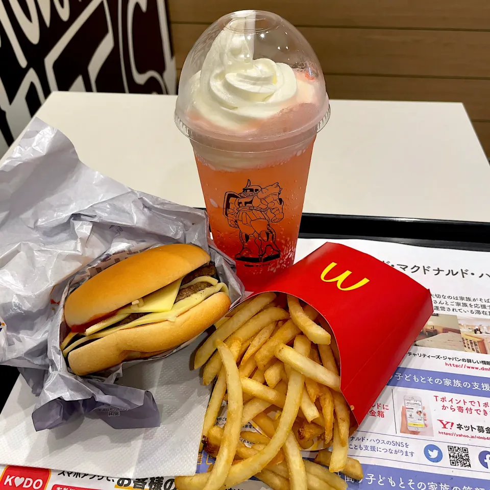 Snapdishの料理写真:ニュータイプ 白いトリチ
マックフロート レッドエナジー味
マックフライポテト|T. Wonderさん