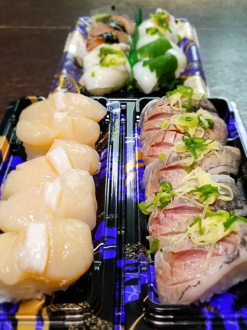 Snapdishの料理写真:ホタテにぎりとアジにぎり🍣|ぱんだのままんさん