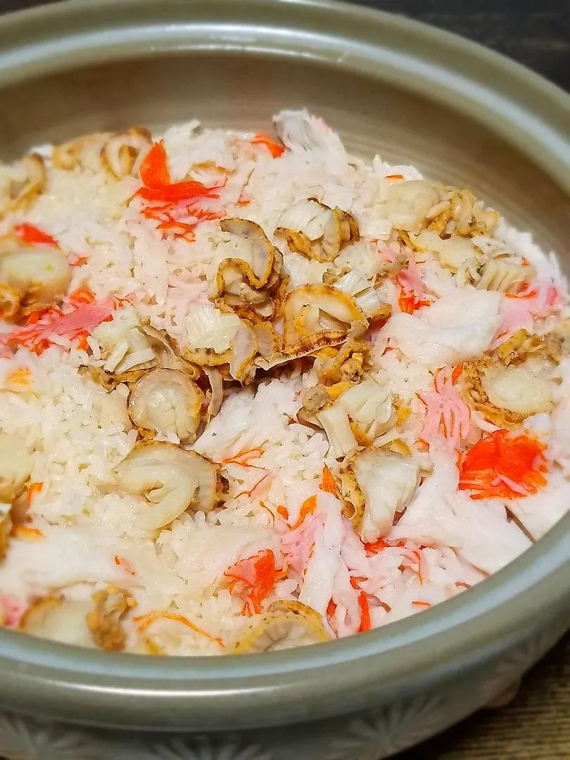 パパ作👨ベビーホタテとカニカマの土鍋ご飯|ぱんだのままんさん