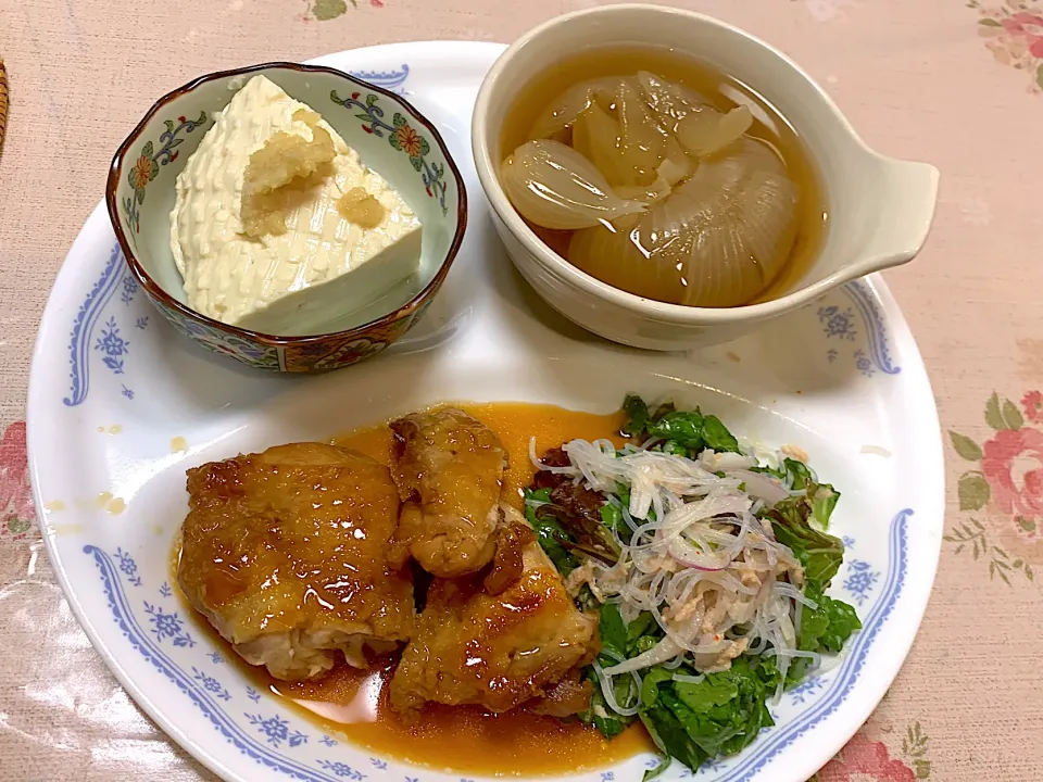 Snapdishの料理写真:鶏モモ肉の酢煮、玉ねぎ煮、春雨のエスニックサラダ、寄せ豆腐の冷奴|小林順子Ayumu1988さん