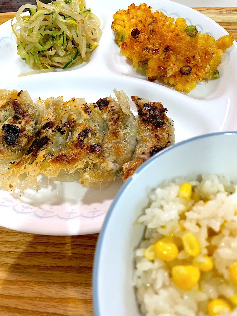 野菜餃子(ニラ、大葉)、とうもろこしとインゲン豆のかき揚げ、もやしときゅうりの中華サラダ、とうもろこしご飯|caoさん