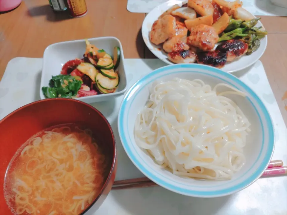 冷しうどん
ピーナッツバターのネギつゆ
タコ🐙ときゅうりの生姜酢
鶏つくねと野菜の照り焼き|うみママさん