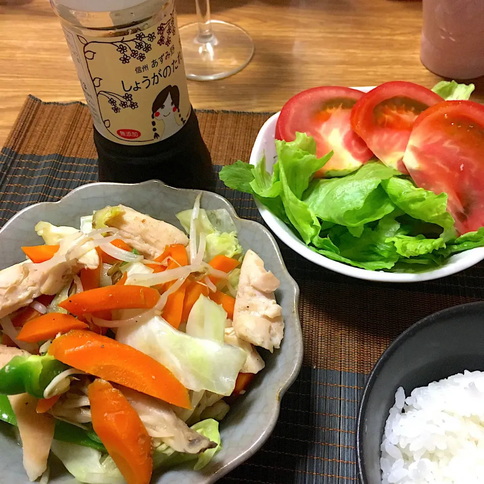 Snapdishの料理写真:2022/06/30 鶏胸肉&野菜の生姜炒め、トマトサラダ|kykyさん