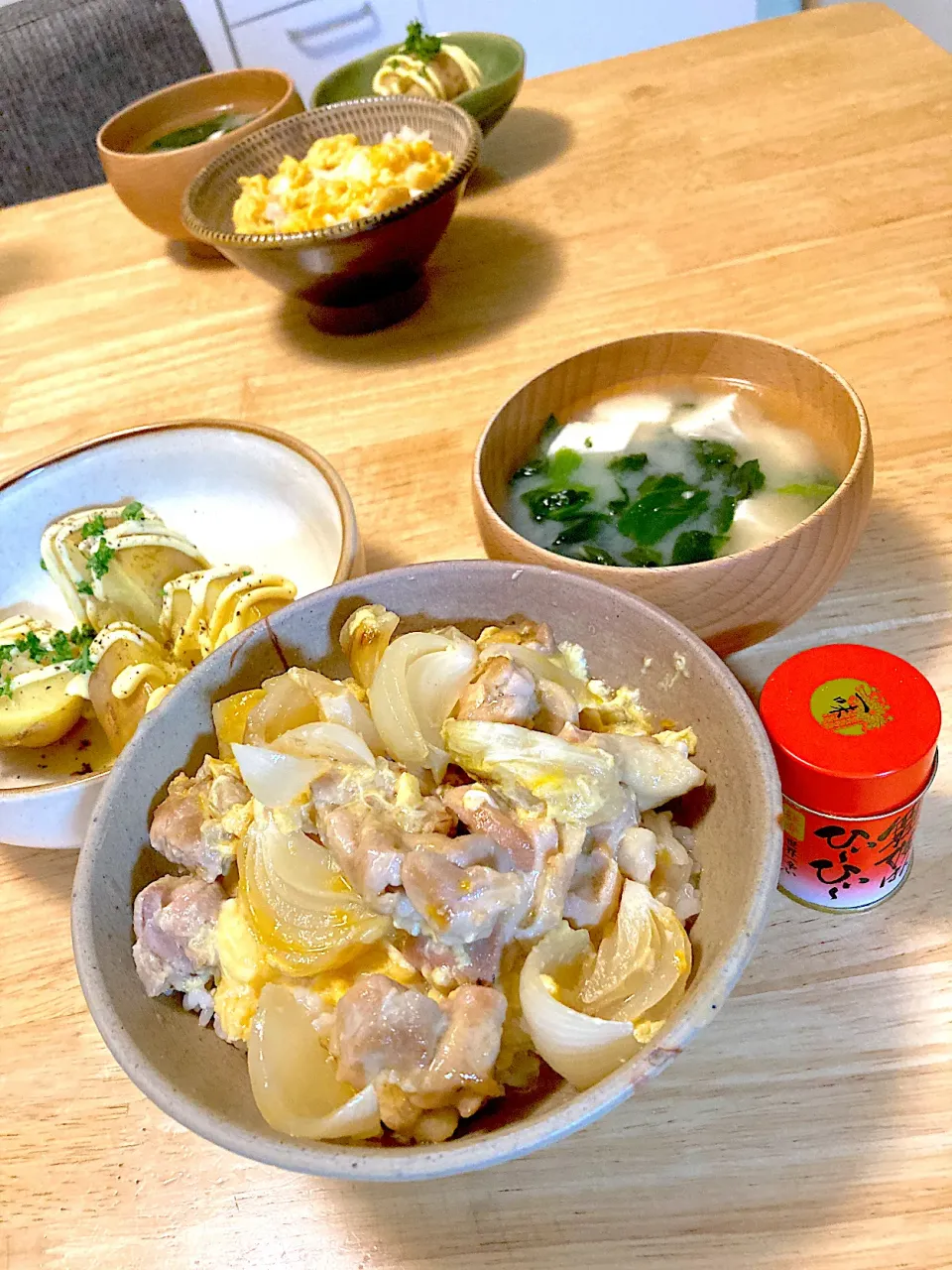 Snapdishの料理写真:レンチンシャガバターマヨ❤️親子丼❤️わかめとお豆腐のお味噌汁|さくたえさん