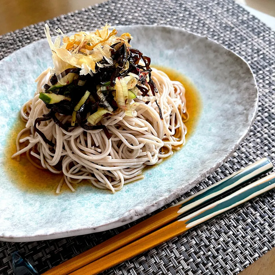 梅胡瓜こんぶの冷やしぶっかけ蕎麦|ナガマンさん