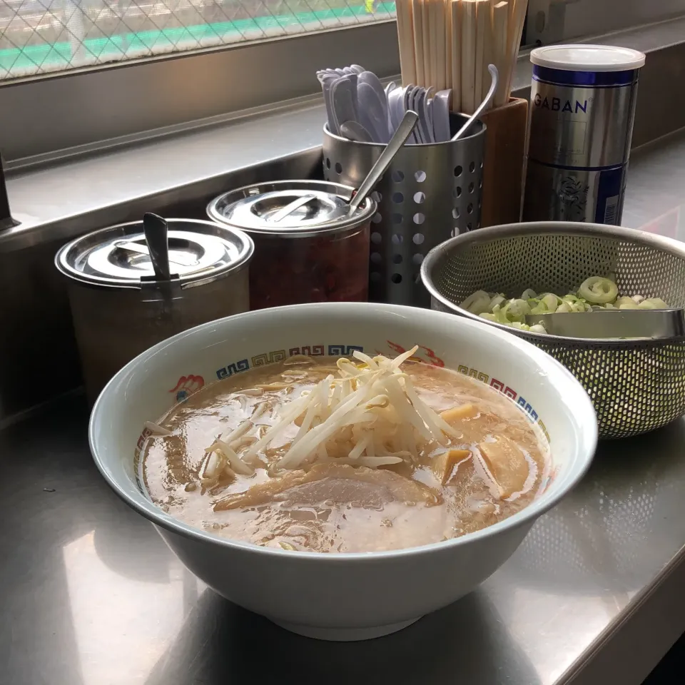 Snapdishの料理写真:夏本番的な暑さ　＃夜勤明け　で　＃朝ラー　　　#ラーメン　＃ホープ軒|Hajime Sakaiさん