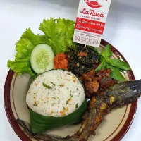 nasi daun jeruk lele goreng|Vicky Hamraniさん