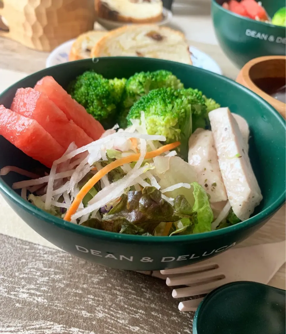 緑のサラダボールで朝食🥗|みっこちゃんさん