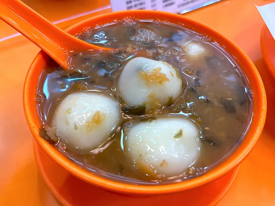 Sweet mung bean soup with sesame dumplings|skyblueさん