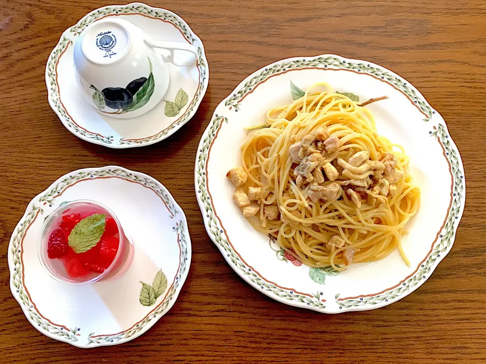 鶏肉(ささみ・もも)とたもぎ茸の和風パスタ🍄「花桔梗ヴェリーヌ」の葡萄🍇とラズベリーと西瓜のムース🍉今日の昼食20220702|rococoさん