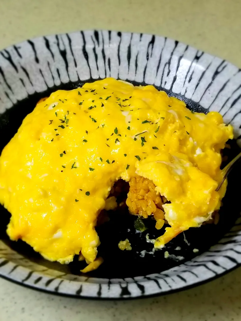 カレーピラフのチーズオムライス|ぱんだのままんさん