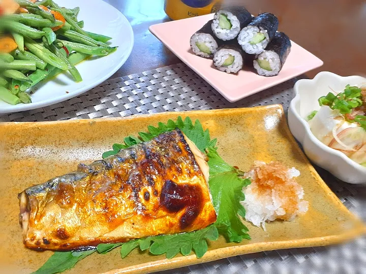 Snapdishの料理写真:焼き塩鯖🐟
冷奴
かっぱ巻き🥒
いんげん豆ペペロン|びせんさん