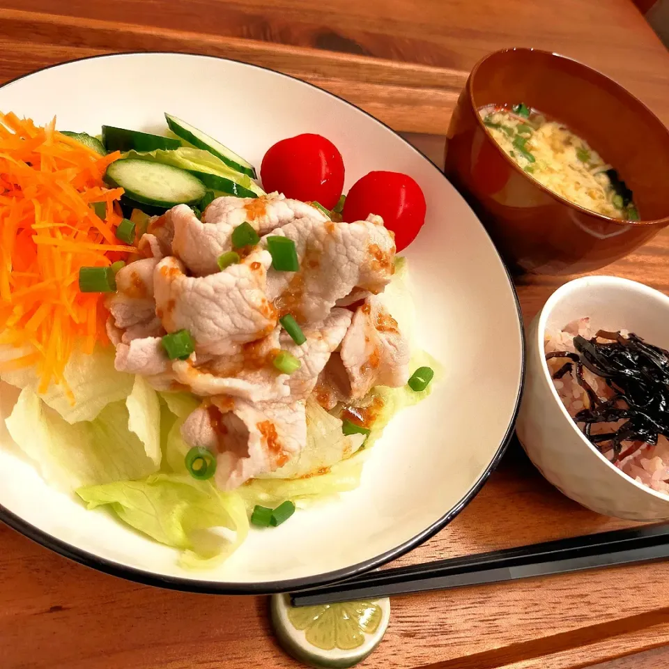 冷しゃぶサラダ
雑穀ごはんシソ昆布のせ
卵スープ|うりさん