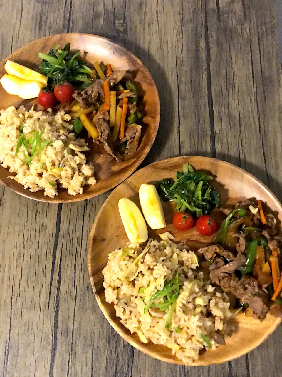 たけのこごはん　牛肉と野菜の炒め物　ほうれん草の胡麻和え　りんご|そのみさん