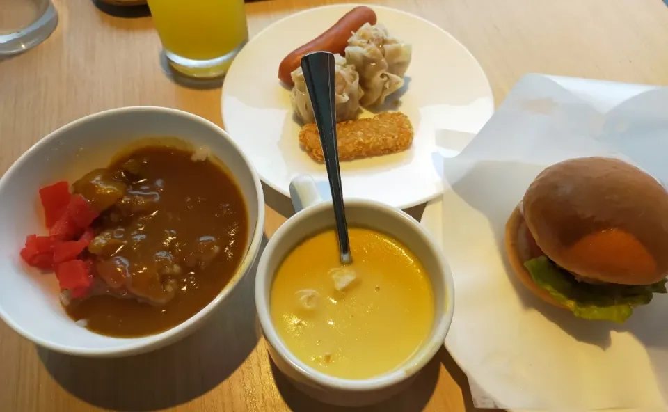 Snapdishの料理写真:グランドニッコー東京ベイ舞浜で朝食ビュッフェ、カレー、ハンバーガーとコーンスープは美味しくてついついお替り|フージさん