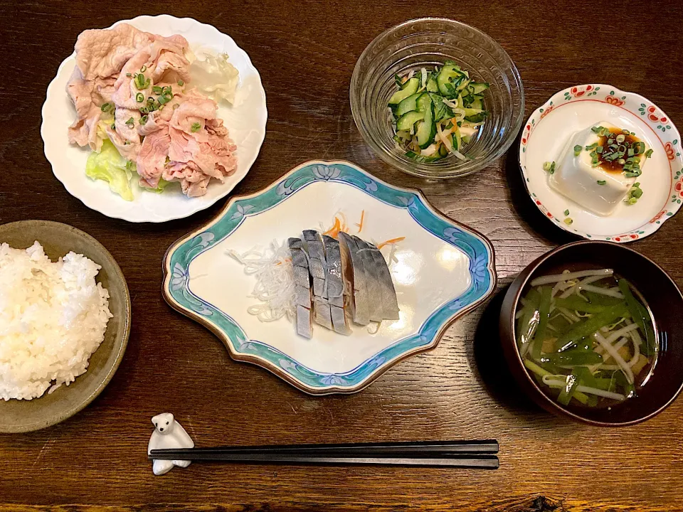 しめ鯖、冷豚しゃぶ、きゅうりの酢の物、ゆず味噌冷奴、ニラともやしのスープ|カドラさん