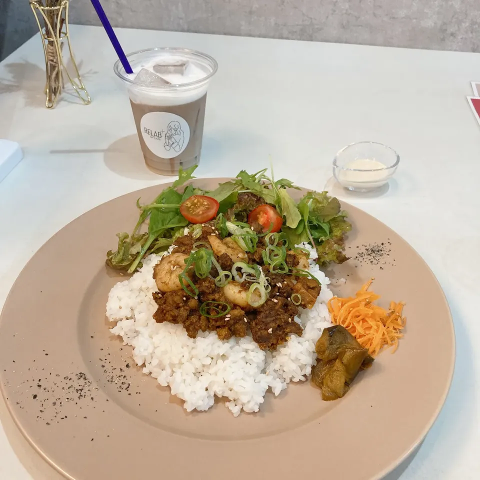 Snapdishの料理写真:バターチキンカレー＋エビ🍛🦐|ちゃみこさん