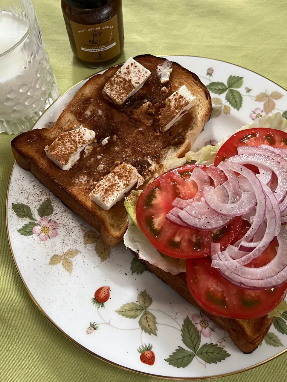 カフェオレバターとクリームチーズとシナモンたーっぷりのトーストと野菜トースト✨|tamemitiさん