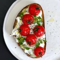 Roasted tomatoes and burrata toast 