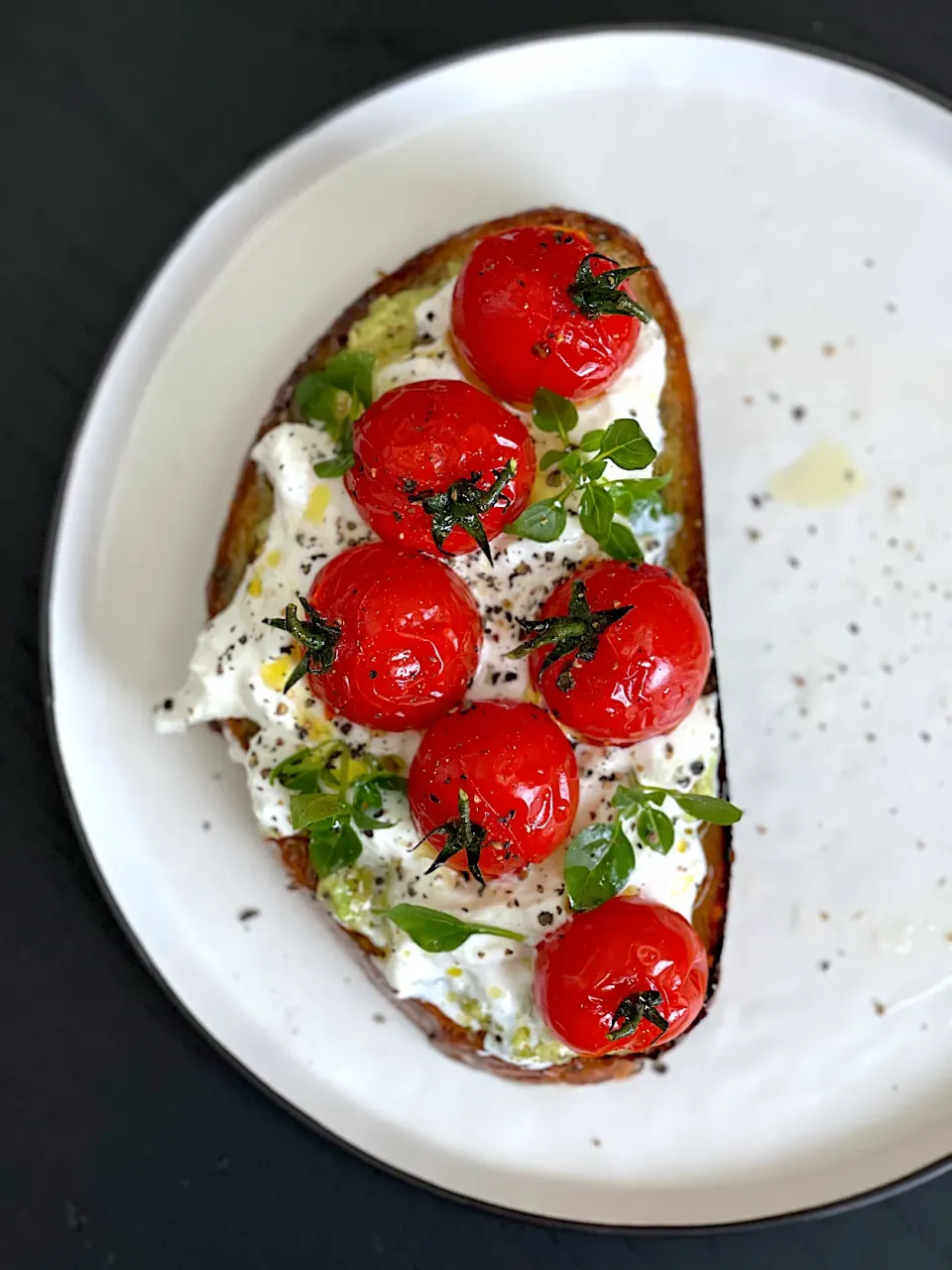 Roasted tomatoes and burrata toast |12Dragonさん