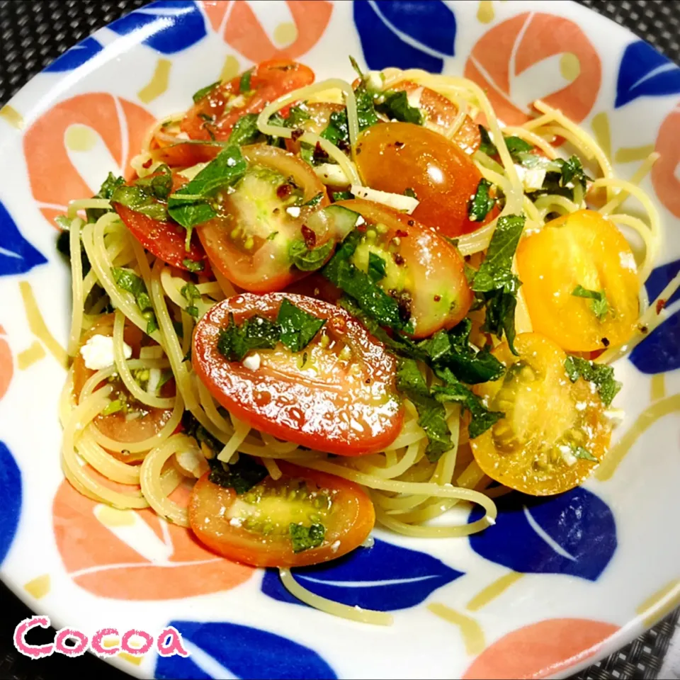 Snapdishの料理写真:アッチさんの料理 ミニトマトとバジルの冷製パスタ🍅🌿❄️🍝|cocoaさん