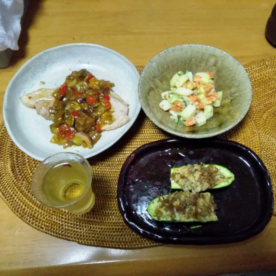 Snapdishの料理写真:2022.7.2

豚肉ステ―キ 野菜カレ―掛け
スタッフドズッキーニ焼き
     チリメンジヤコとチ―ズなど
ポテトサラダ|tamikichiさん